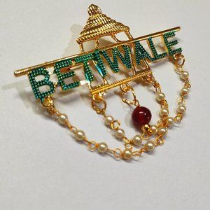 GOLDEN BETI WALE BROOCH